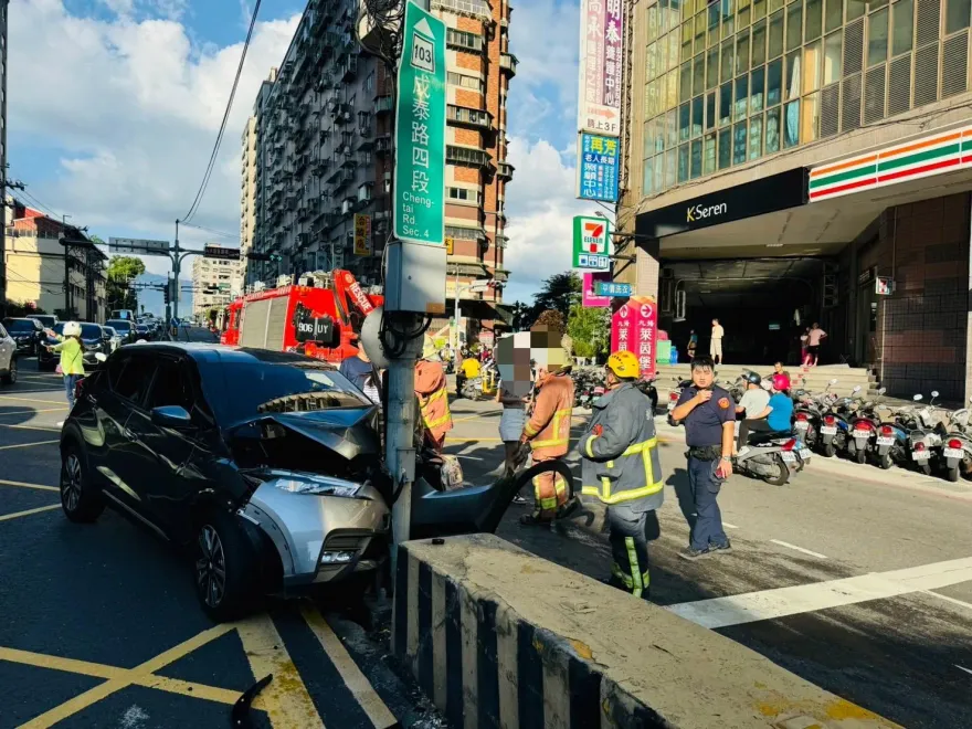 快訊/五股嚴重車禍！轎車自撞分隔島「車頭全毀」15歲少年撕裂傷、意識不清送醫