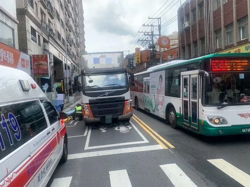 竟然沒看到！五股96歲翁拄拐杖違規過馬路  大貨車前慘遭輾斷雙腿亡