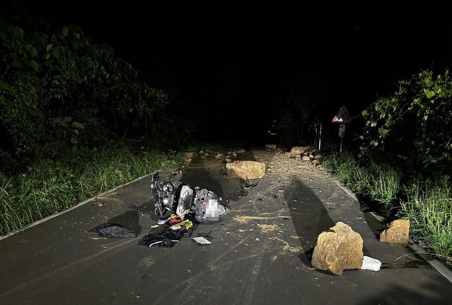 大雨釀災！新北三峽大落石砸傷機車騎士　茅埔路暫封閉