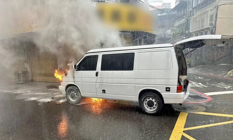 快訊/藝人鳳小岳新北駕露營車突起火　下車逃生幸無受傷