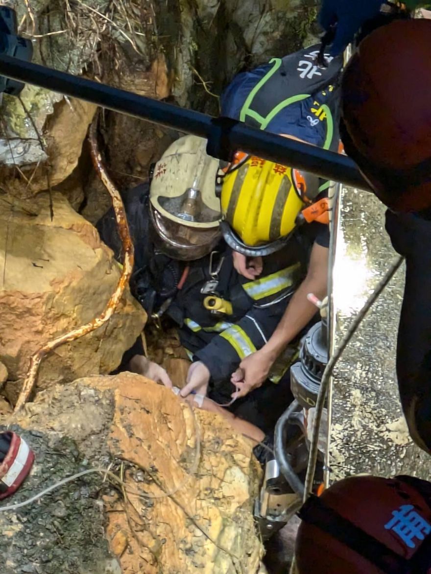 快訊/奇蹟出現！野柳男遭擋土牆壓困3hrs恐截肢　勇消歷經3.5hrs成功救出