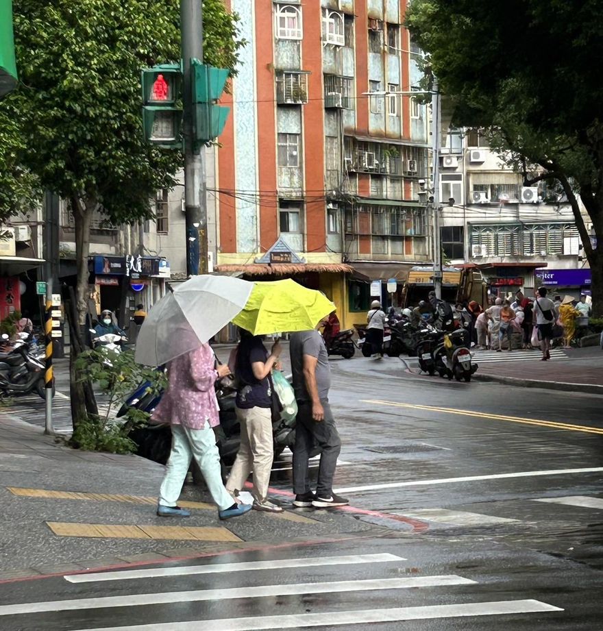 豪雨狂炸15縣市！雨淹半個台灣　留意強陣風、低窪地防淹水