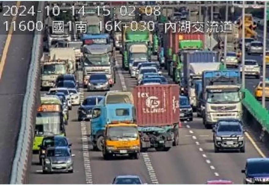 快訊/國1南下內湖交流道「貨櫃車自撞折甘蔗」！紫爆回堵3公里