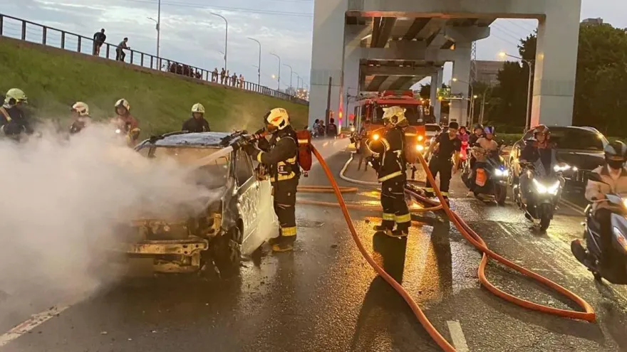 快訊/土城火燒車！「擺接堡路」嚴重回堵　幸無人員傷亡