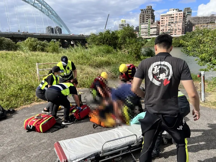 快訊/新北福和橋男子落水！現場留「手機拖鞋」　警消拉起無生命跡象急送醫