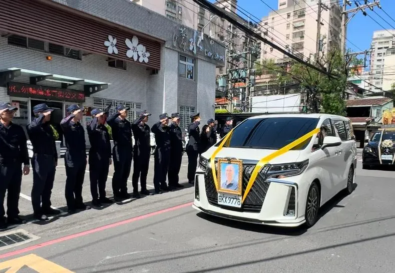 快訊/「任務結束」一路好走！勇所長靈車繞回清水派出所　同僚淚崩送行