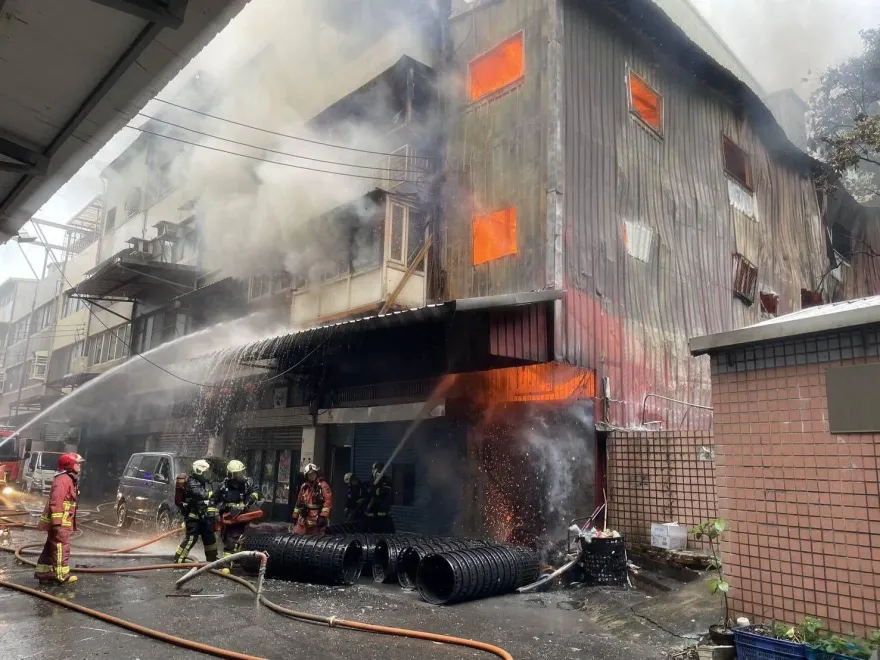 烈焰畫面曝！汐止好市多旁食品工廠大火　交通塞爆破百勇消灌救