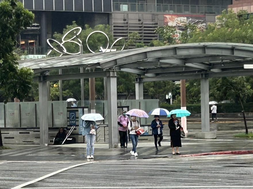 午後雨彈續炸！花蓮入夜仍有大雨　新鋒面週末挾雨報到