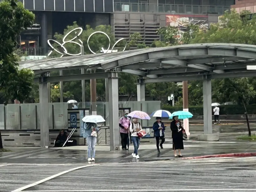 又濕又冷！4縣市大雨特報　雨彈下到明早