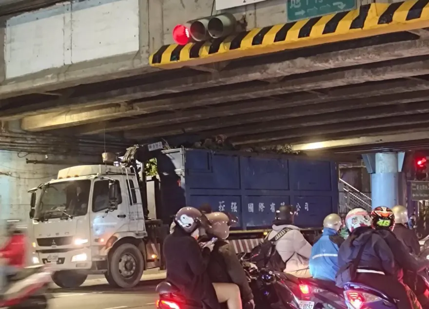 多災多難！永和「福和橋」又遭超高貨車硬闖撞擊　市府今將派技師檢查