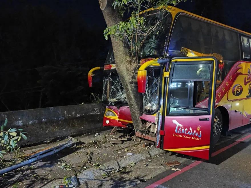 桃園育達高中校車撞路樹！駕駛骨折學生7人輕傷送醫