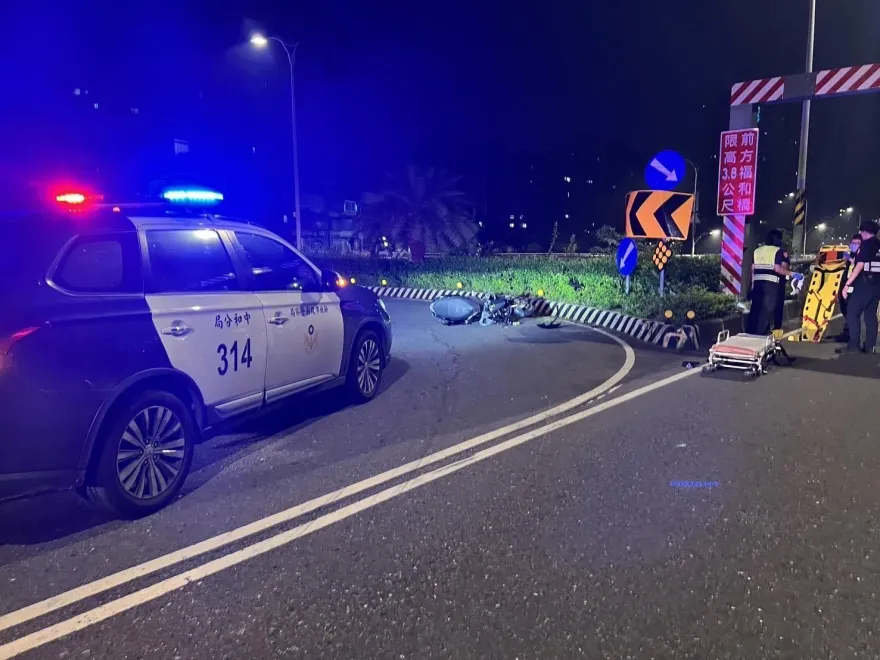 影/中和嚴重車禍！20歲男騎車猛撞分隔島　重摔顱內出血送醫命危