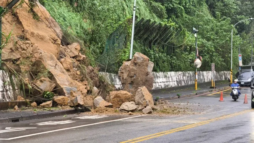 雨連下1個月！汐止康寧街「巨石崩落」　畫面超駭人