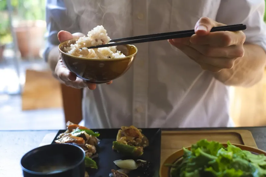 男友吃飯「吧唧嘴」口水聲太噁　妹子崩潰：沒家教！