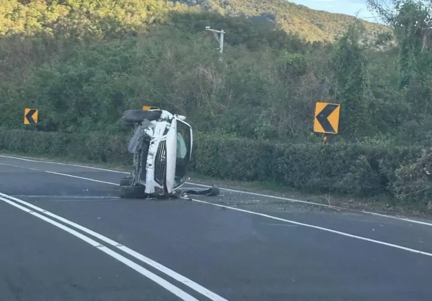 影/屏東驚悚翻車！台26線「TOYOTA整輛摔爛」傷亡不明