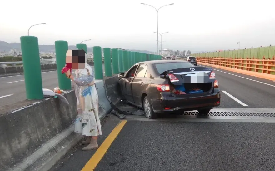 影/台74自撞「白衣女下車」詭異扭身跳舞　再嗑火龍果