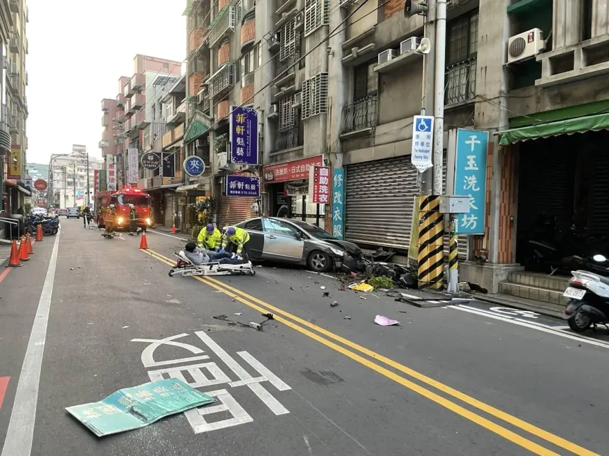 影/桃園重大車禍！24歲男開車撞斷瓦斯管線「氣體狂外洩」