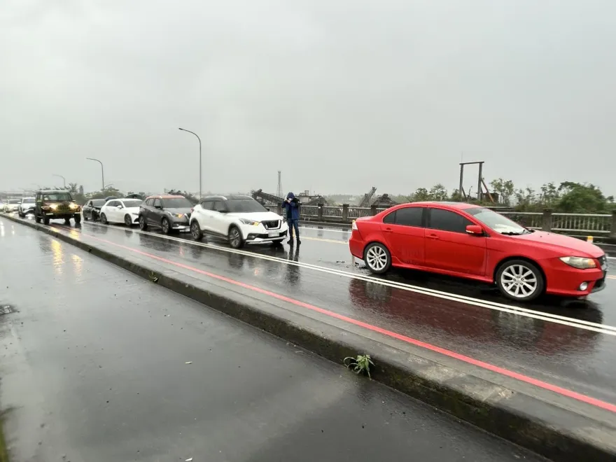 宜蘭三星「雨天5車追尾」！疑煞車不及「撞成一整串」