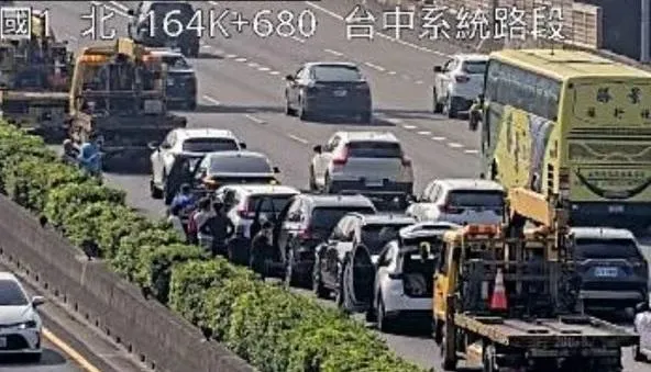 國1中部段又見車禍！　台中系統「6車連環撞」佔據內側車道