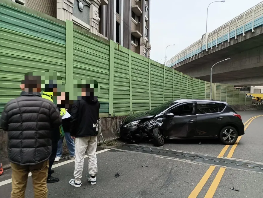 怎麼開的？新店19歲男逆衝對向車道PK德系名駒　車頭報銷