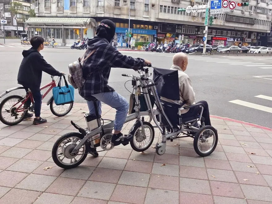 羅斯福路驚見「單車+輪椅」合體！　看護載阿公兜風有輕鬆