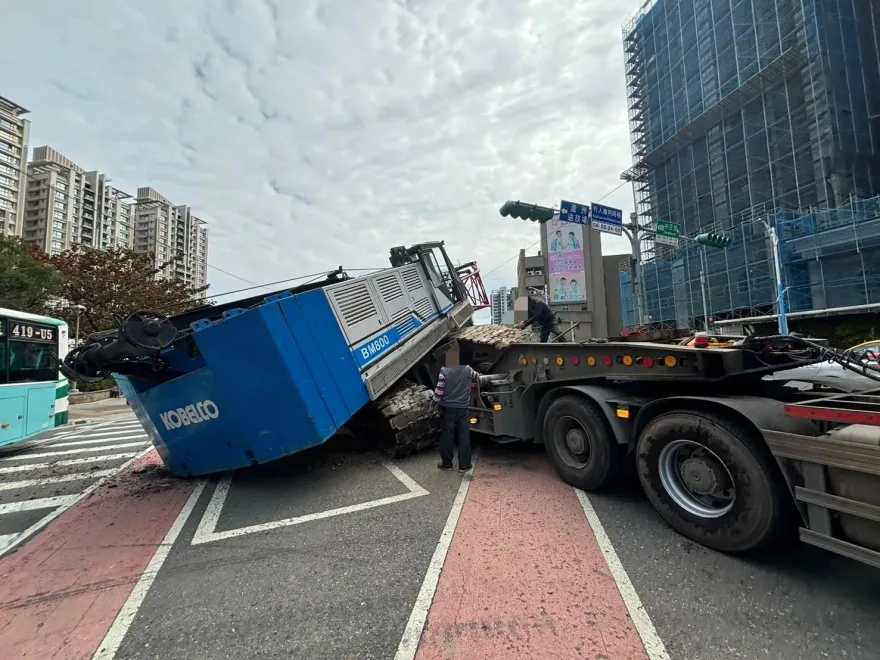 影/驚險瞬間曝光！新北聯結車載大型吊車突「整輛掉下」