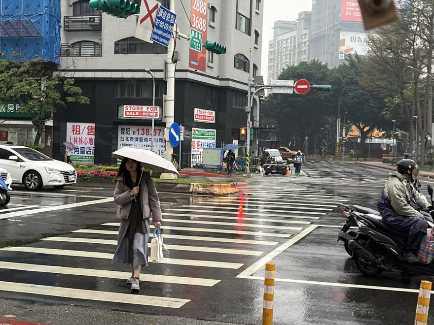 東北季風+陣雨強襲　北部濕涼今早「最低溫僅15度」
