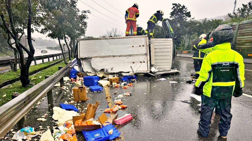 影/「天雨路滑」台62物流車自撞翻覆　箱體碎爛一半不見