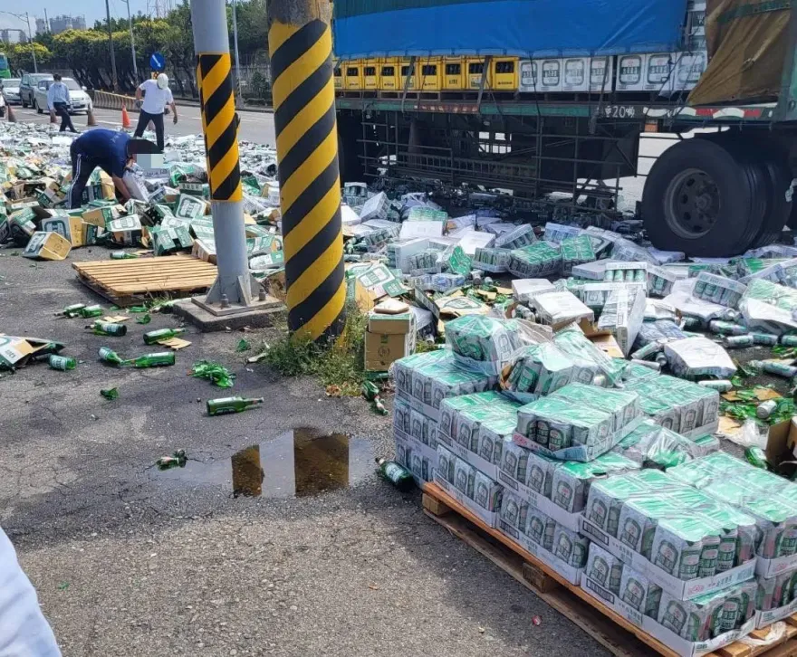 影/滿車台啤未綁緊！高雄中油旁驚現「藍色啤酒海」