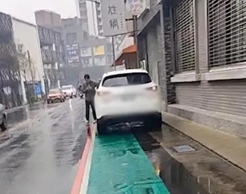 影/違停人行道被拍！駕駛不滿狂按喇叭　擦撞嬰兒車逃逸