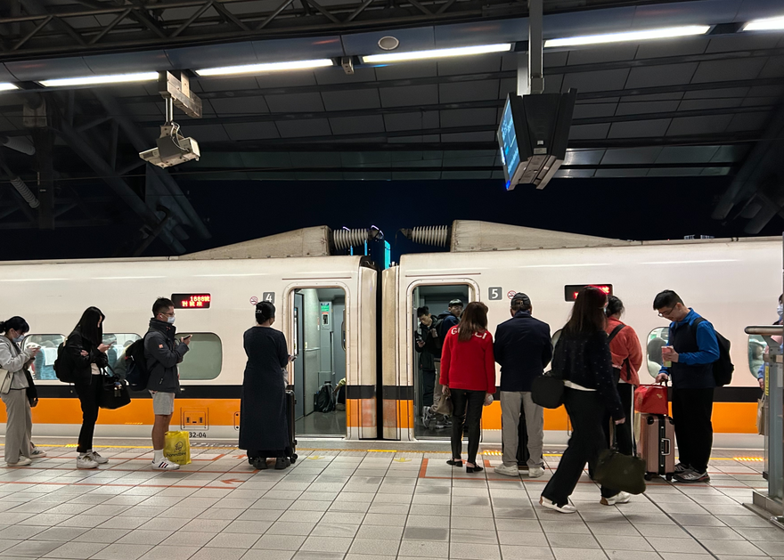夫妻買高鐵自由座偷坐商務艙被抓包　一票人直呼療癒