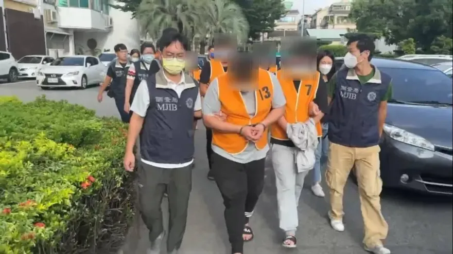 影/台中詐團冒充「FEDEX」快遞騙印度人！警破獲卡池機房逮10人