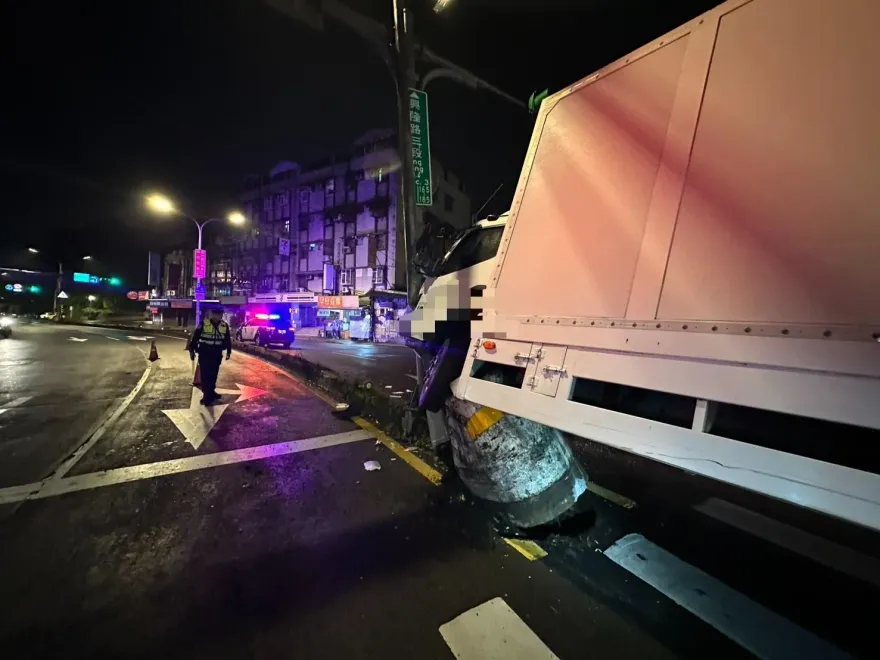 影/北市文山區海巡隊部外事故　物流車「衝上分隔島」