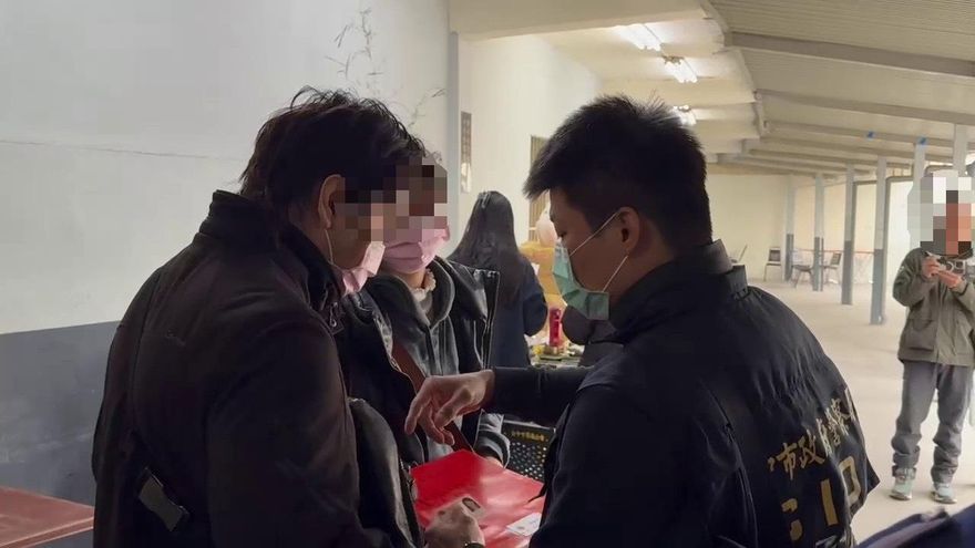 影/驗屍現場崩潰！3歲兒浴缸溺死　台中男擁妻無語痛哭