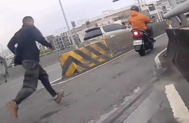 影/開AB車遭攔！台74線黑衣男跳車　警匪車陣追逐畫面曝