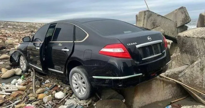 苗栗「神秘黑車」擱淺海灘！無車牌玻璃碎裂　車主拒認領