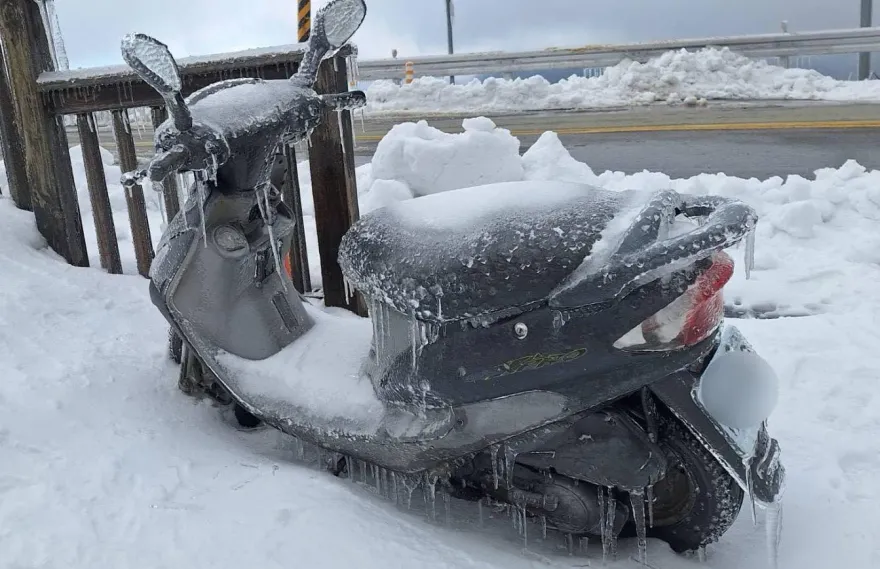 金害！騎機車衝武嶺追雪「整輛結冰」　網笑：機「凍」車輛無誤