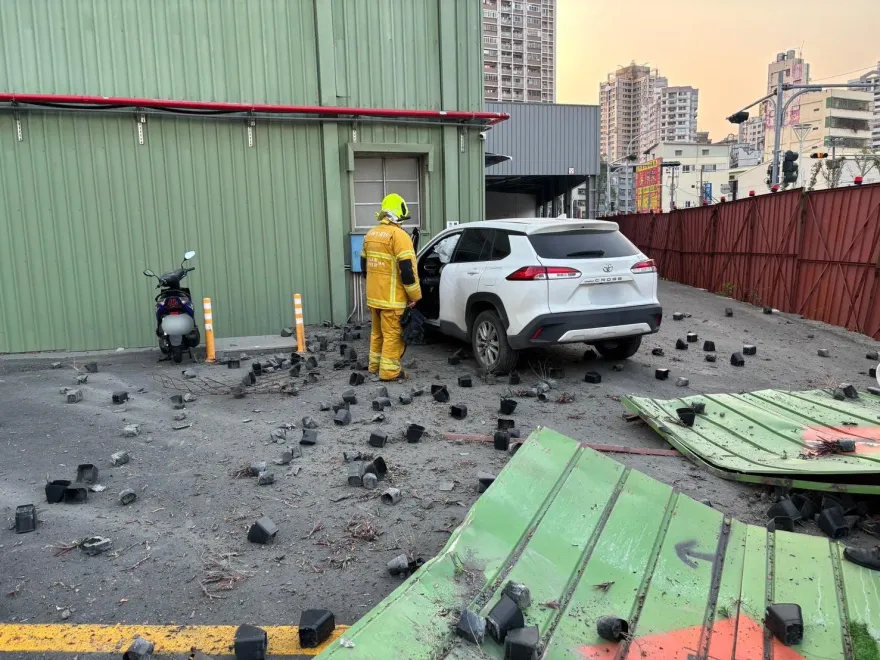 影/疑精神不濟！高雄男駕車猛撞工地　圍欄炸裂釀輕傷