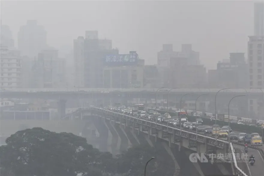 北市下午空氣品質「紅燈警戒」！環保局警示：外出戴口罩