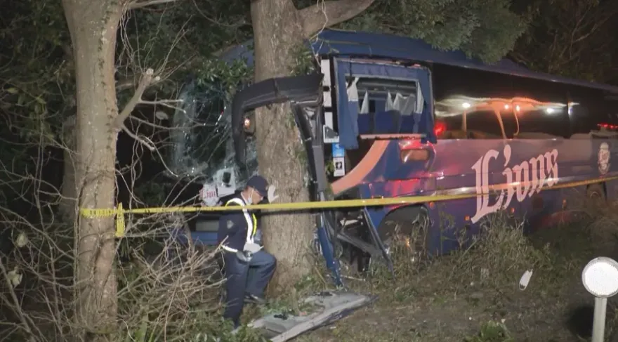 影/1死21傷！日驚傳重大車禍　巴士車頭猛撞防風林慘況曝