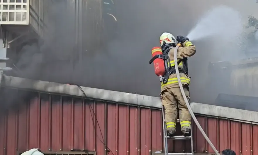 基隆機車行鐵皮倉庫爆大火！濃煙竄天　幸無人傷亡