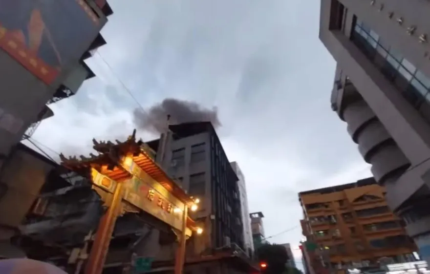 北市大同區民宅火警！頂加黑煙狂竄　幸無人居住