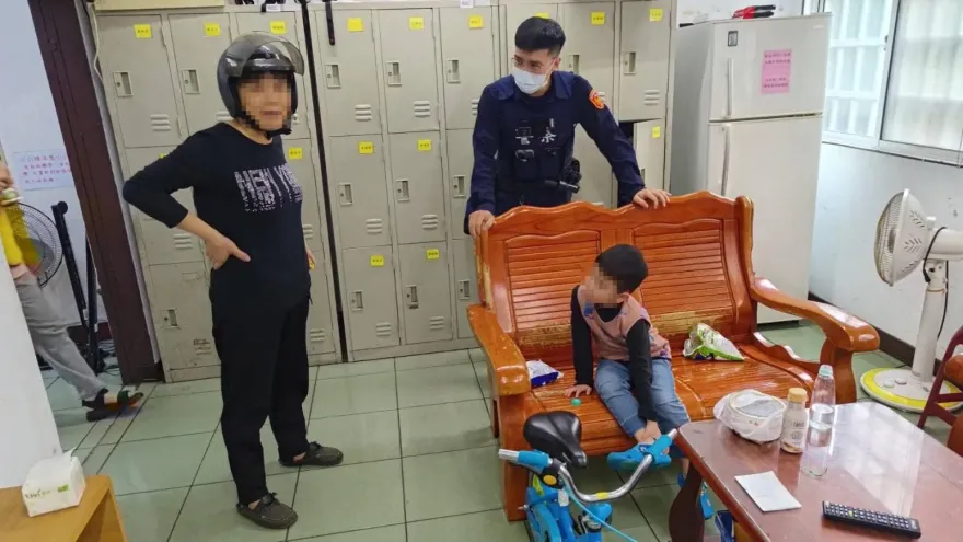 台中頑皮男童騎單車闖超商「探險」！ 警巧用零食助返家