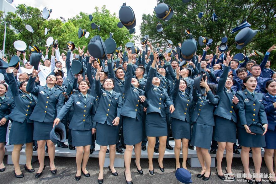 傳軍校招生大幅超收女生　顧立雄：依成績沒有性別之分