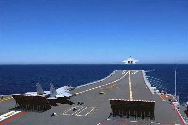 解放軍25架次逾越海峽中線　疑遠航編隊繞行南部及東南空域