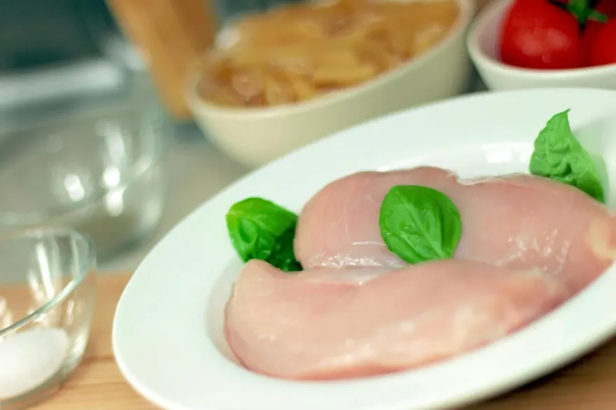 生雞肉烹煮前要洗嗎？　食藥署解答：易感染沙門氏桿菌