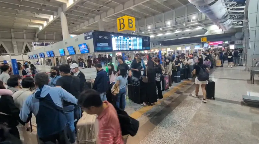 影/台南市辦全中運爽放6天連假　小港機場5點湧出國人潮