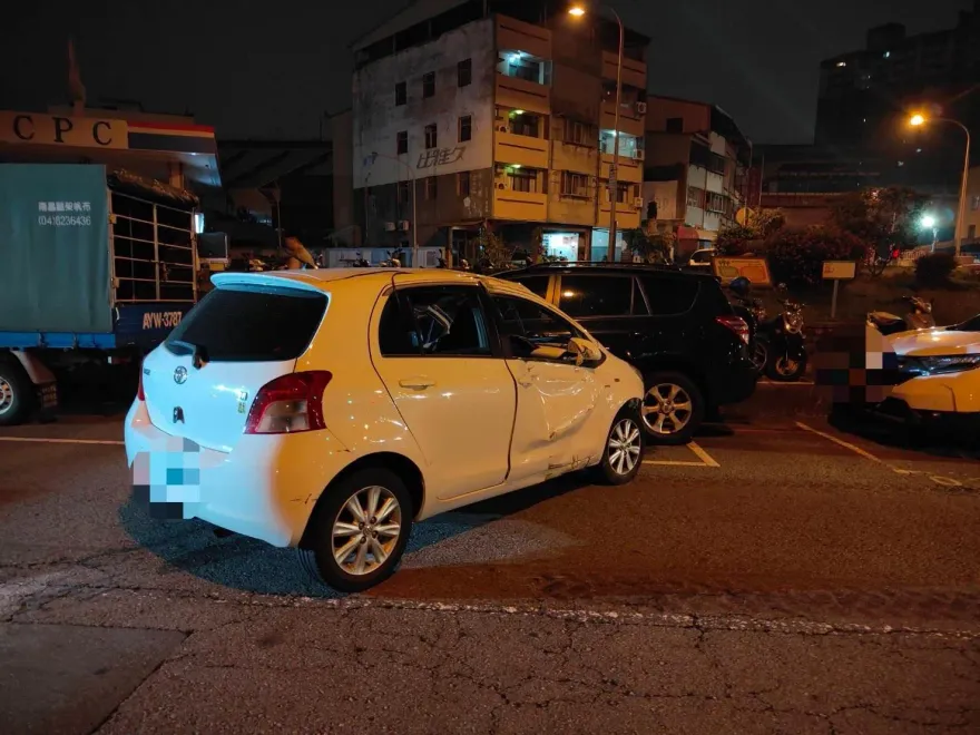 影/台中高分院前嚴重車禍！三寶撞分隔島翻2圈「再撞路邊車」