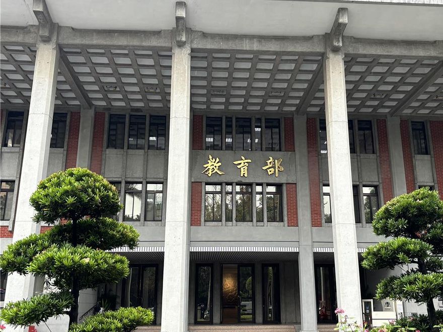 「夭壽骨、教歹囡仔大細」入列！教部台語辭典增770新詞