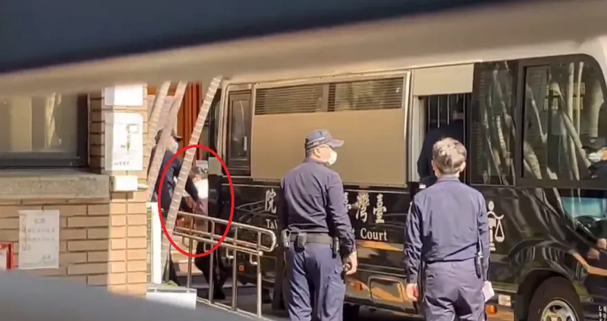 10國民法官開審剴剴案！惡保母姊妹現身　押下囚車畫面曝